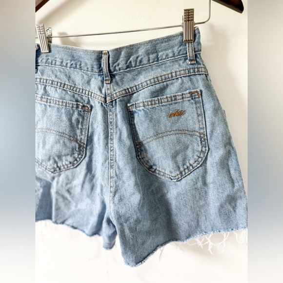 Vintage 90s Chic Denim Shorts - Picture 4 of 8